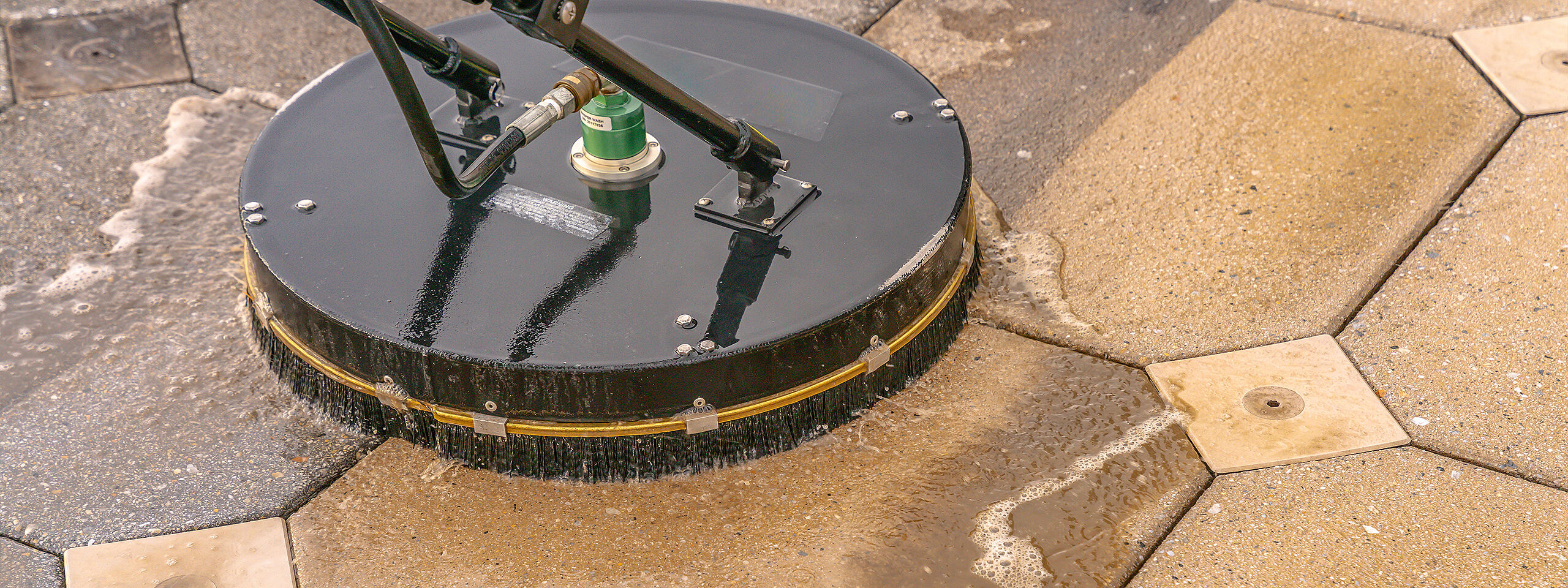 Mit modernen Hochdruckreinigern erzielen wir eine gründliche, materialschonende Reinigung und beseitigen auch tiefsitzende Verschmutzungen effizient