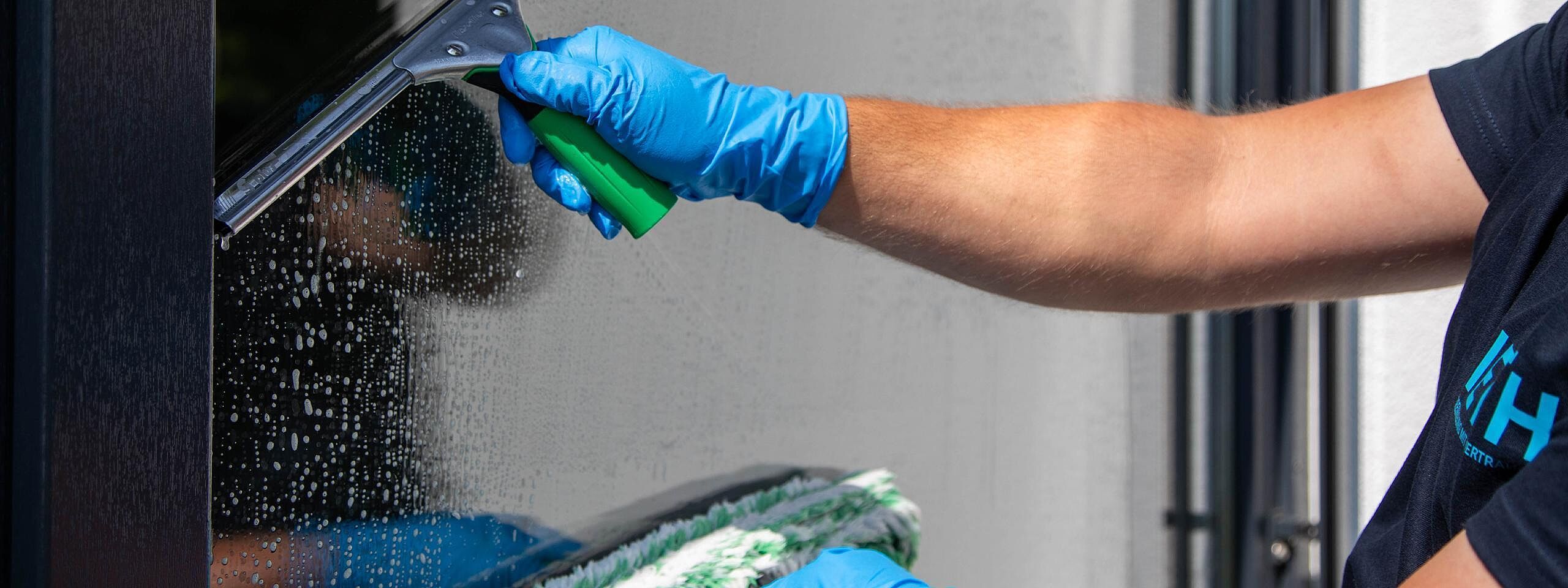 Die Fachgerechte Reinigung von Glasflächen verbessert die Lichtdurchlässigkeit und die Sichtverhältnisse