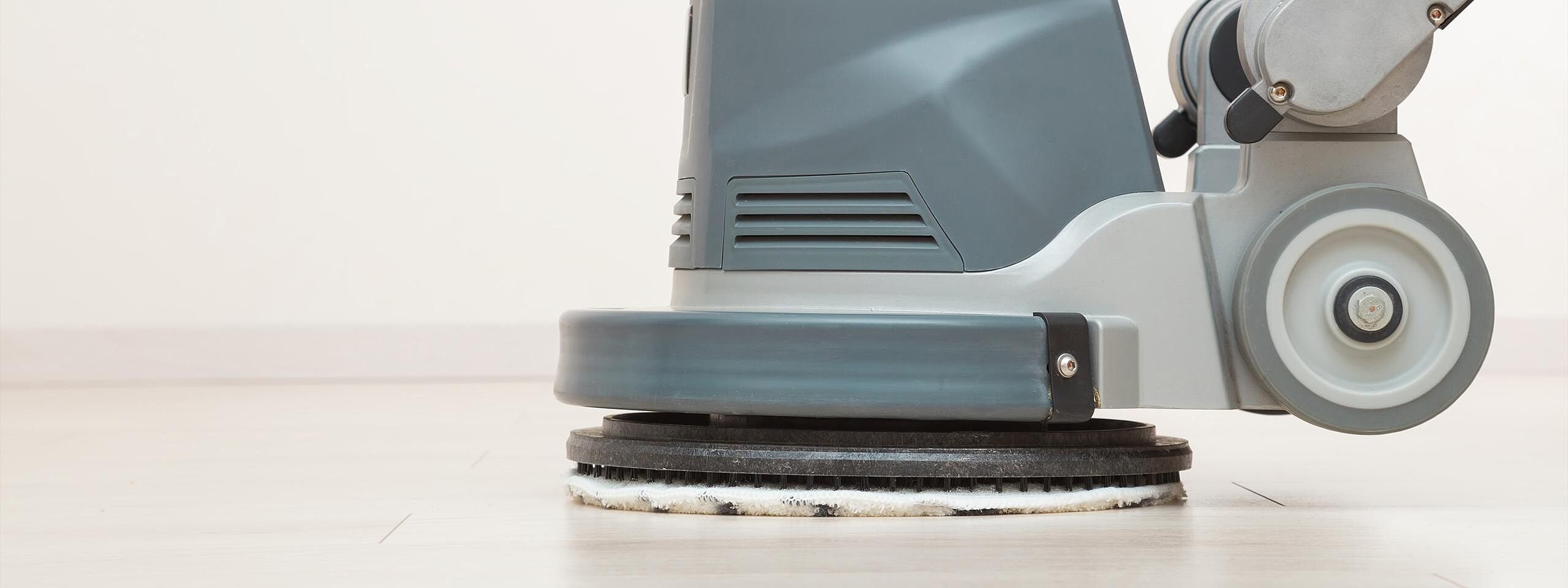 Spezielle Anforderungen an Oberflächen, tiefsitzende Rückstände und starke Beanspruchung verlangen nach professionellem Fachwissen, präziser Technik und hochwertigem Equipment